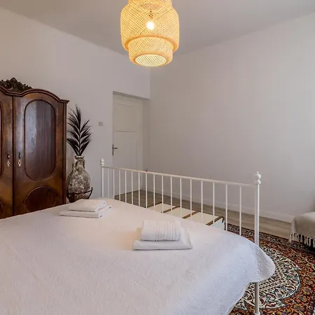 Apartment Art Amphora