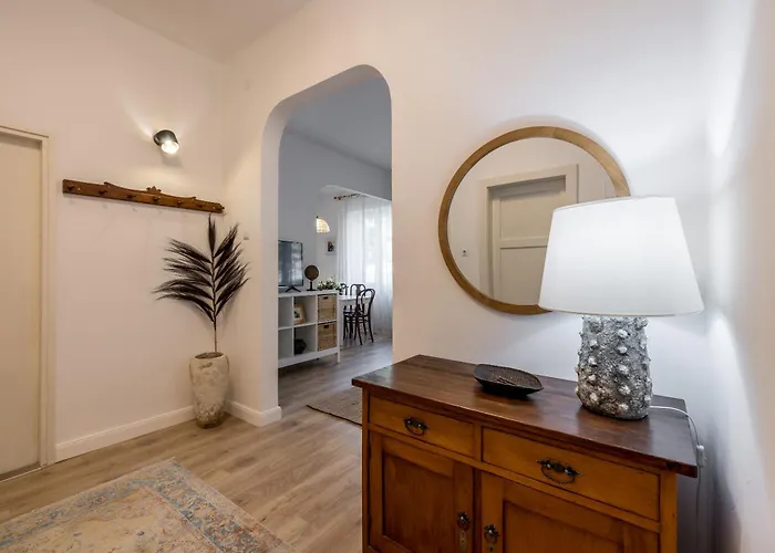 Apartment Art Amphora