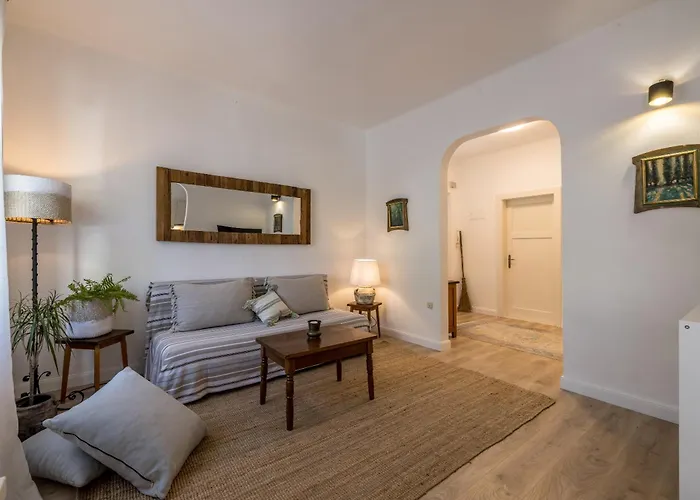 Apartment Art Amphora